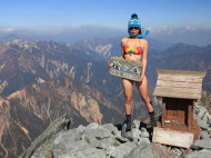 Знаменитая «Туристка в бикини» замерзла насмерть, свалившись в овраг во время восхождения на гору (фото)