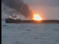 В Керченском проливе горят два судна (видео)