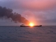 В Крыму тянут с помощью выжившим морякам с загоревшихся танкеров