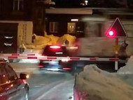 В Давосе поезд врезался в автомобиль с участниками Всемирного экономического форума (видео)