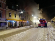 В Киеве горит ресторан, под угрозой соседние здания (фото, видео)