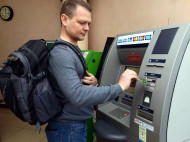 Украинцы смогут снять наличные с банковской карты в магазине: как это сделать 