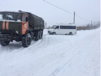 Одесскую область снова замело снегом: из заносов вытащили десятки авто 