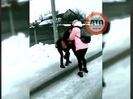 "Такое нельзя прощать": в соцсетях обсуждают снятое на видео избиение школьницы под Киевом 