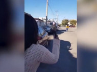 Мексиканка чуть не убила непослушную дочь тапком с расстояния 50 метров (видео)
