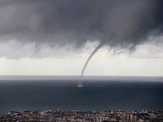 Торнадо накрыл популярный турецкий курорт, есть жертвы (видео)