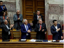 Члены правительства Греции аплодируют решению парламента