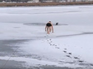 В Николаеве отчаянный парень вытащил из проруби тонущую собаку (видео)