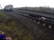 "Отморозки": сеть возмутили юнцы, которые "на камеру" легли под поезд в Ровно (видео)