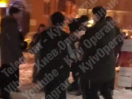В центре Киева подростки жестоко избили мужчину (видео 18+)