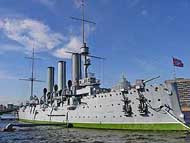 В санкт-петербурге прогулочный катер врезался в крейсер «аврора»