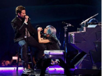 Брэди Купер и Леди Гага на сцене