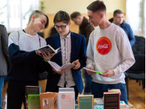 С книгой к успеху: ученикам Борзнянской школы-интерната подарили мотивационные книги