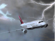Молния ударила в самолет