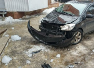Искалеченные люди и разбитые машины: на Полтавщине с крыш падают глыбы льда (фото)