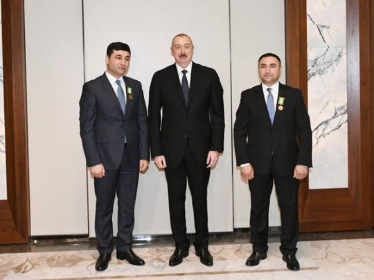Президент Азербайджана наградил жителей Николаева Сабира и Умуда Шириновых, спасших семью из горящего автомобиля 