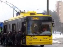Пассажиры толкают троллейбус