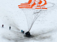 Появились фото и видео возвращения на Землю российского "Союза"