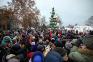 У главной елки Одессы подарки раздавали иностранные Деды Морозы (фото)