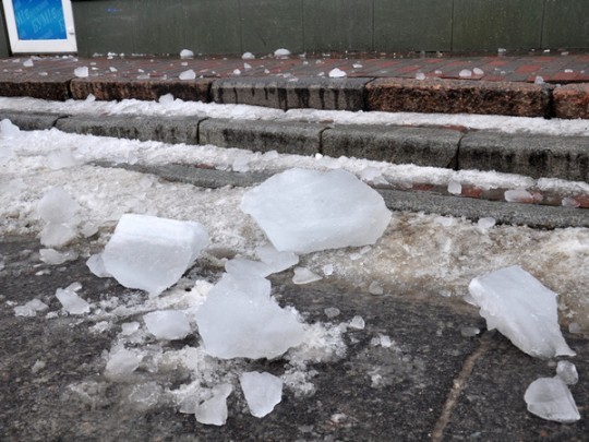 Куски льда, упавшие с крыши 