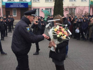 Патрульный сделал предложение своей девушке прямо на присяге: трогательное видео