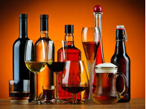 Бутылки и бокалы с алкоголем