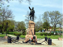 памятник Суворову в Очакове 