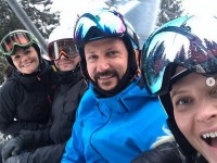 Двойное свидание среди снегов: две королевские пары вместе катались на лыжах (фото, видео) 