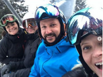 Двойное свидание среди снегов: две королевские пары вместе катались на лыжах (фото, видео) 