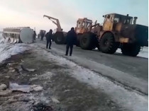 «Что еще надо русскому человеку?»: в сети ярко отреагировали на разлив спирта на российской границе (видео)