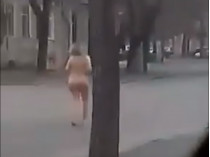 голая женщина гуляет по Одессе