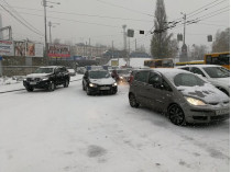 Автомобили на зимней улице
