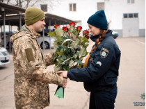 Позвал замуж на плацу перед строем: в Одессе боец ООС красиво сделал предложение девушке-полицейской (фото)
