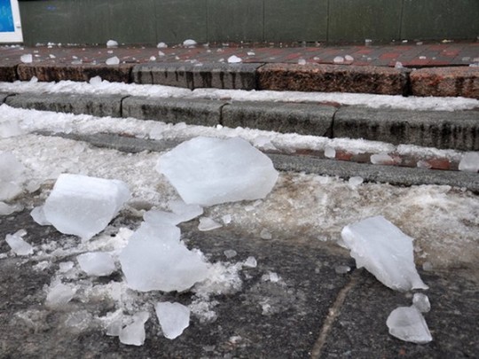 Лед упал с крыши