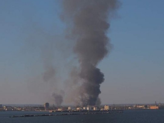 Улицы усыпаны пеплом: в Одессе масштабный пожар (фото)