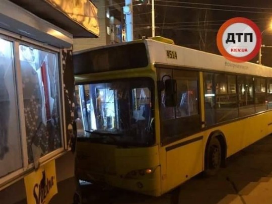 В Киеве автобус с пассажирами въехал в зоомагазин (фото, видео) 