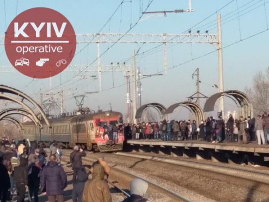 «Цепляются, где могут»: киевляне взяли штурмом городскую электричку (фото)
