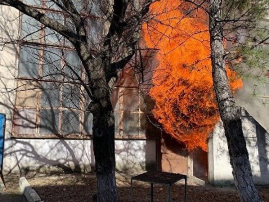 Пожар на заводе пластмасс в Крыму