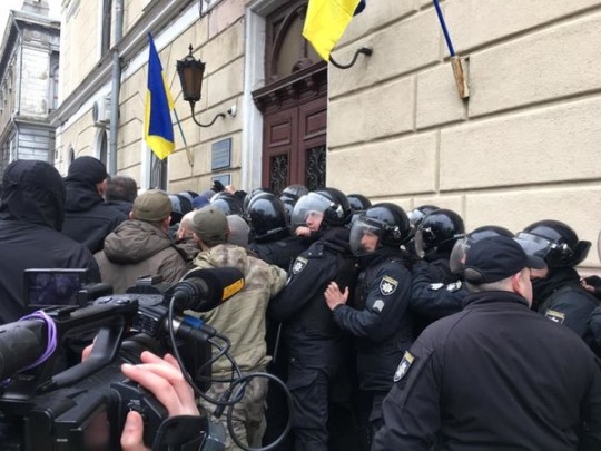 В Одессе штурмуют здание национального медуниверситета