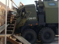 военная машина врезалась в частный дом в Крыму