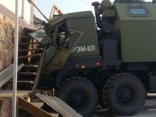 военная машина врезалась в частный дом в Крыму