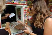В крупных столичных магазинах батоны и хлеб «украинский» часто продают в оригинальной упаковке и дороже, чем рекомендовано на сессии горсовета