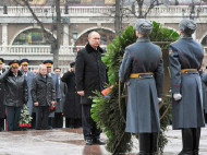 Надел чужие штаны: сеть насмешило новое фото Путина