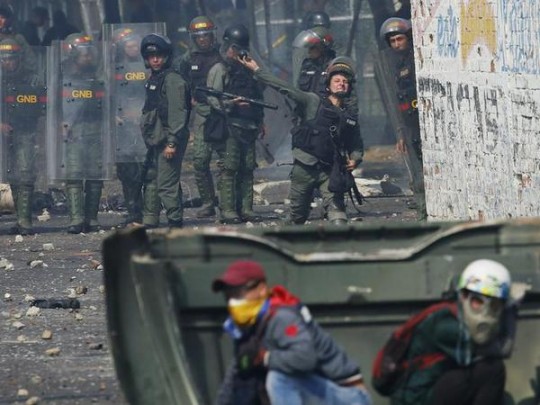 Столкновение солдат со сторонниками Хуана Гуайдо