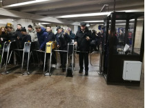 Станция метро, люди у турникетов