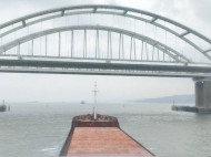 Большому судну не пройти: в сети показали свежие фото Крымского моста