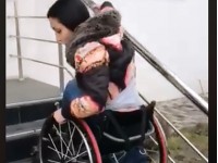 девушка на коляске