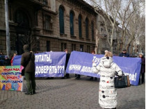 пикет с баннерами в Одессе