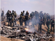 Пакистанские военные возле обломков сбитого индийского самолета