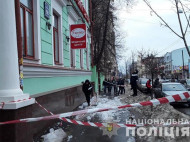В Харькове ледяная глыба травмировала двух человек